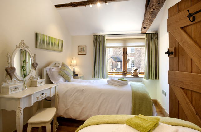 Upstairs Twin Bedroom, The Stables, Monkhall Holiday Cottages, Herefordshire Upstairs Twin Bedroom